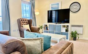 Steps Away From New Street Station & 2 Beds & 2 Baths Flat At City Center
